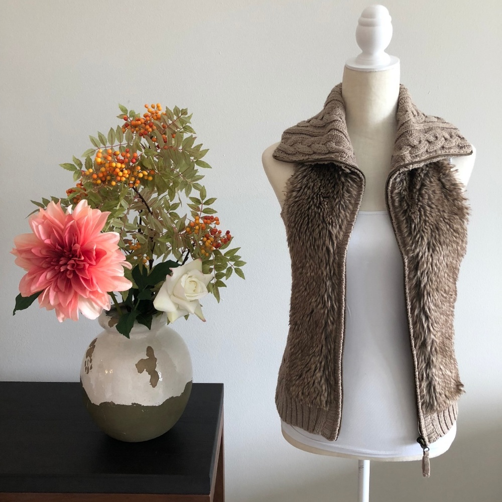 SUTHERLAND knitted vest with a faux fur, Size XS